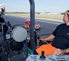 operating SUPER 2100-2 Vögele paver