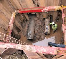 workers in the reception shaft receive the product pipe