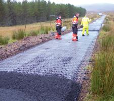 workers applying bituminous roadmesh
