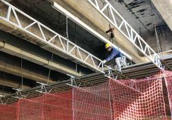 The system consists of 25cm or 45cm aluminium or steel lattice girders connected by patented pins and spring pins