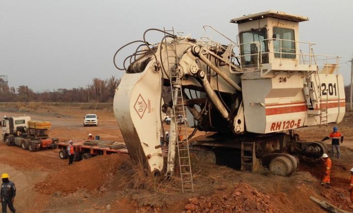 Maneuvering the module underneath the shovel 290-tonne O&K RH 120-E mining excavator