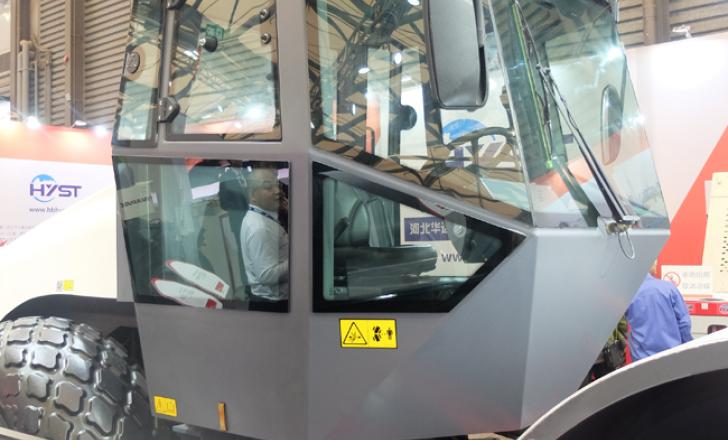 The CA610D soil compactor from Dynapac now benefits from an improved cab design. DSCF1902.jpg