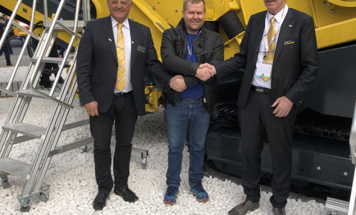 Left to right: Michael Brookshaw, Kjell Sorlie and Keestrack group president Kees Hoogendoorn in front of the exhibition-showcased K6 scalper IMG_2637.jpg