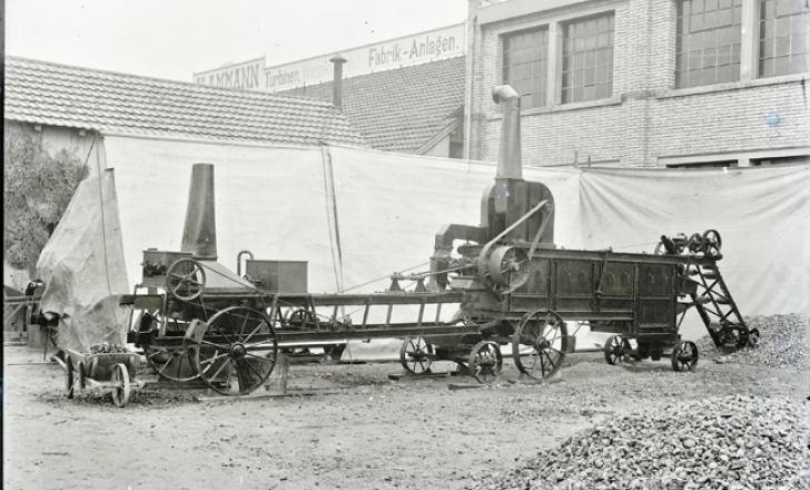 Ammann was an early pioneer in building road machines for the asphalt sector Makadammaschine_1908_NG_L0066_1.jpg