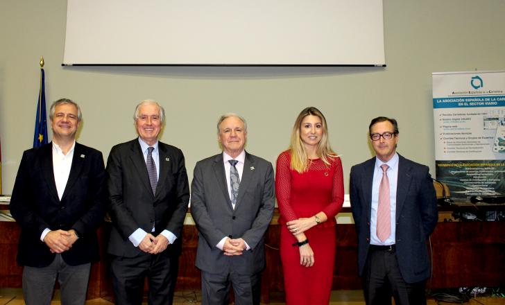 The president of the AEC, centre, poses with four of the members of its executive committee - from left: Mario Lombán (3M Spain); Carlos Ortiz (PROBISA); Juan F Lazcano (AEC); Dolores Ortiz (Madrid City Council); Jaime Halcón (Repsol)