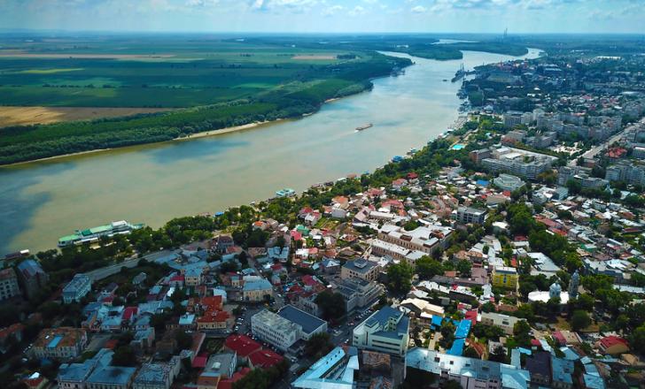 Building a new suspension bridge will improve transport to and from Romania’s port of Braila – image © courtesy of Craitza, Dreamstime.com