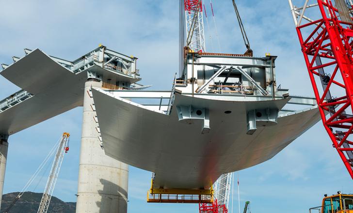 Another bridge deck section is carefully lifted into place for the Genoa bridge replacement project (photo courtesy PerGenoa)