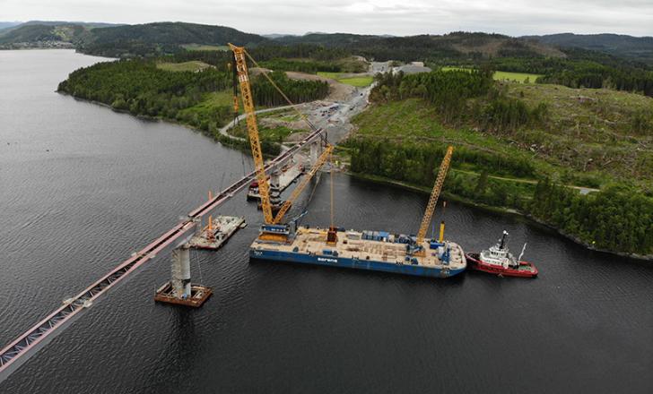 Sarens barged the bridge segments from Malm to the construction site (photo courtesy Sarens)
