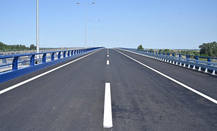 The steel deck sections were built in a nearby shipyard (photo courtesy Serbian Ministry of Transport and Infrastructure)