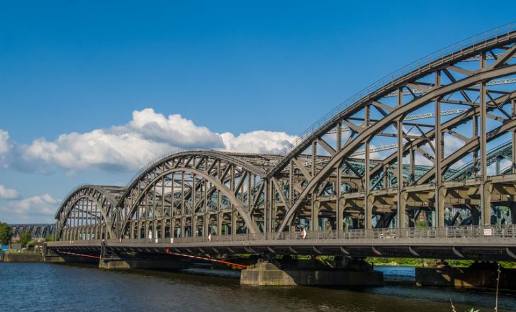 The Freihafen Bridge crosses the River Elbe (photo © Sina Vodjani/Dreamstime)