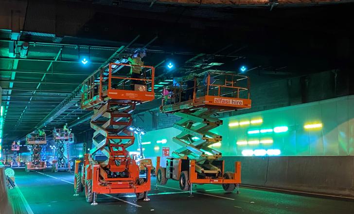 Around 60 technicians using 22 scissor lifts exchanged 1,066 high-pressure sodium lights for 1,174 new LED lights from Lumitex (image courtesy EastLink)