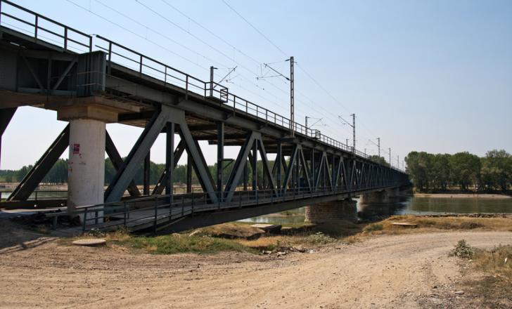 The lower road section of the existing bridge will be decommissioned and only the upper rail line will remain operational (image © Razvan Nicolescu/Dreamstime)