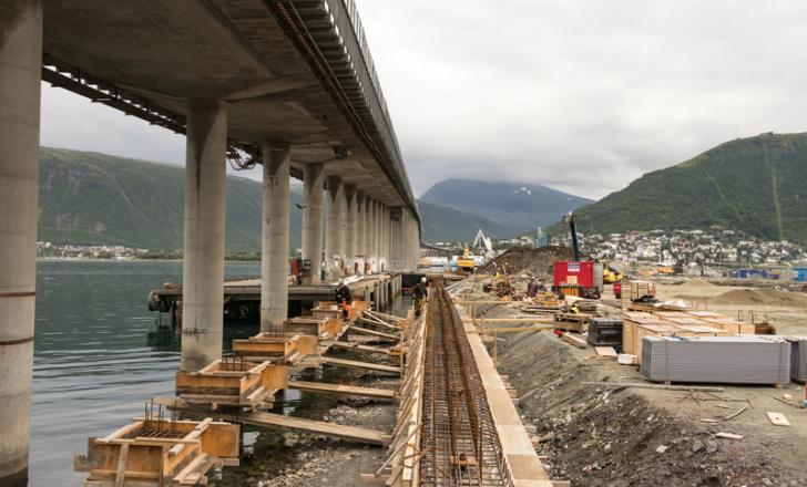 Construction for the bridge of Tromso, Norway (© Rpianoshow/Dreamstime)
