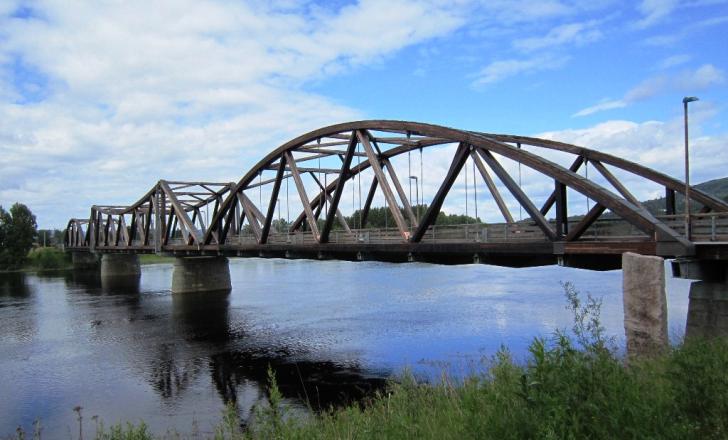 The Flisa Bru was opened in 2003 and is reportedly the world's largest modern wooden bridge constructed for vehicular traffic (©Jan-Tore Egge/use under the Creative Commons Attribution-Share Alike 3.0 Unported license)