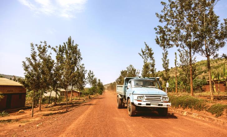 A wide 14km-long dirt track, similar to this one, runs from Rusozi leads to the Mahama camp, home to thousands Burundian refugees since 2015 (image © Mogo Art/Dreamstime)