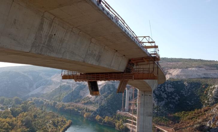 The Počitelj Bridge, now reaching both banks of the Neretva River, is the largest bridge on the entire pan-European Corridor 5c highway (image courtesy JP Autocesta FbiH – Bosnia and Herzegovina’s motorways agency)