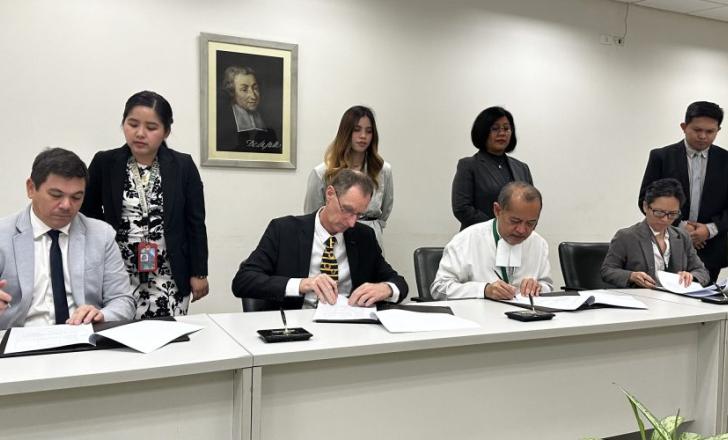 Zeev Halber, Anyway’s chief executive (seated second from left): there must be a culture of shared responsibility for resilient infrastructure (image courtesy AnyWay Solutions)