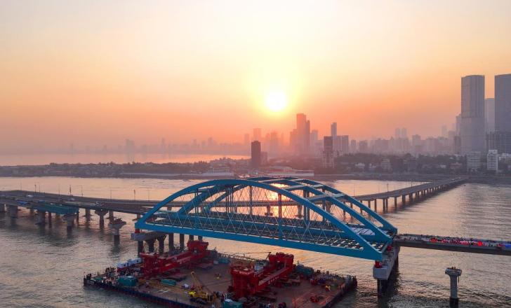 The new steel girder arch bridges - one for southbound traffic and one for northbound - were built at the nearby Mazagon Dock's Nhava unit (image courtesy X/BMC)