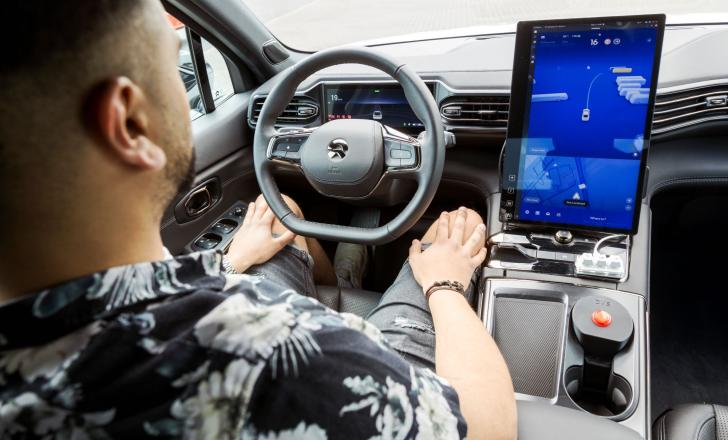 The decision on all driving maneuvers lies with the vehicle, although for safety there is always a driver on board during test operations (image courtesy Deutsche Bahn AG/RMV/Arne Landwehr)