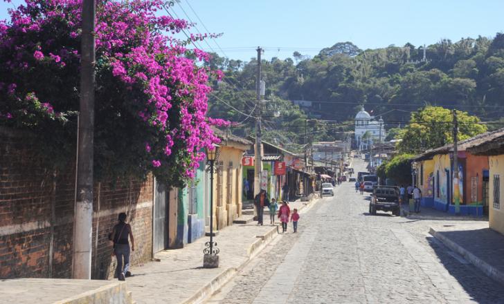 El Salvador’s roads can be dangerous – image courtesy of © Stefano Ember| Dreamstime.com