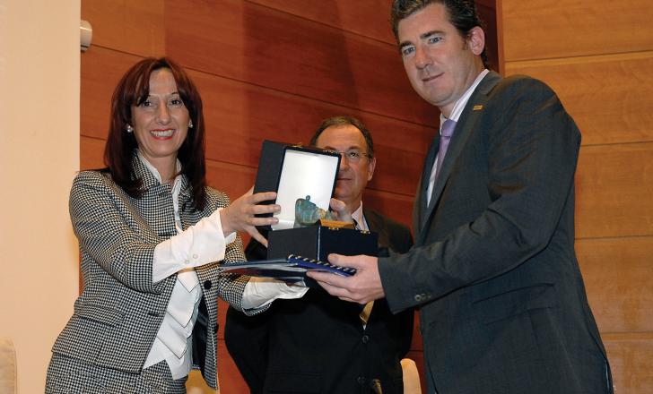 Doka Espana recieved the award for its Staxo 100 load-bearing tower Doka Espana receiving award