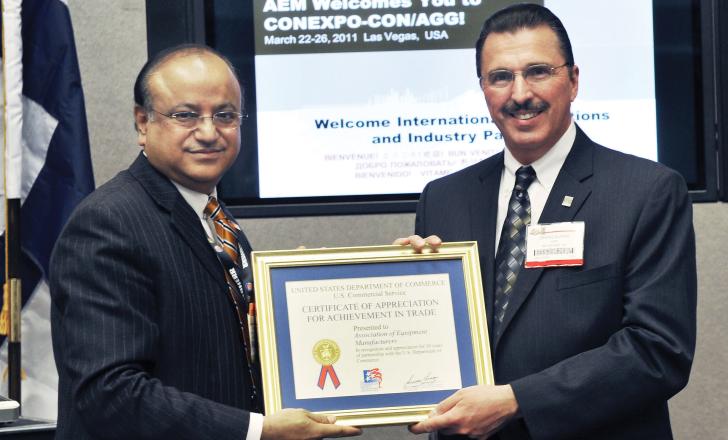 Dennis Slater (right) accepts the US Department of Commerce award from Suresh Kumar Dennis Slater, AEM accepting award