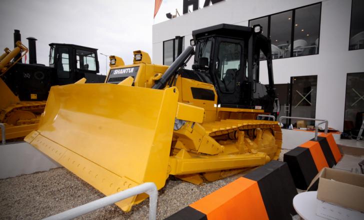 Shantui’s SD16 is said to be an all-purpose bulldozer that can be used in environments including swamp, forest, highlands, landfill and coal-handling. Shantui SD16 bulldozer