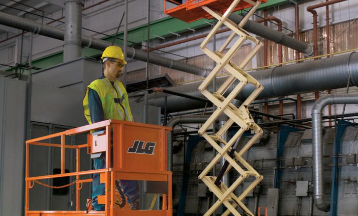 JLG’s 340AJ boom lift can cope with grades and break-over angles up to 45 degrees allowing it to drive up slopes and ramps. JLG 340AJ