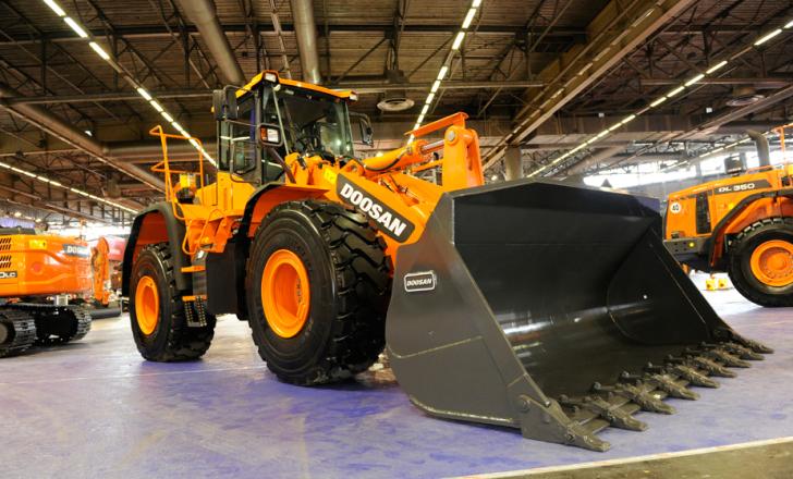 Doosan's DL420-3 Large wheeled loader live at INTERMAT IN A 12 doosan_dl420_0005