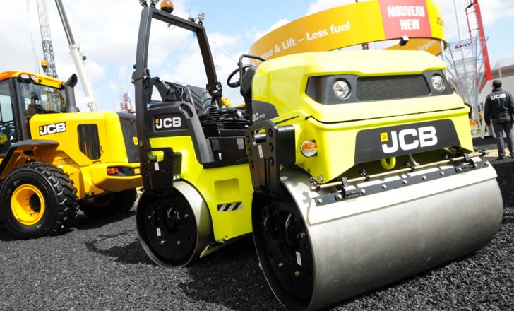 JCB has developed two compact asphalt rollers JCB VMT430