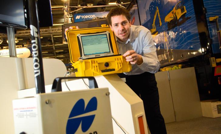 Topcon's Jeroen Mennink with the RTP-300 machine IN A 12 Topcon_RTP-300_001