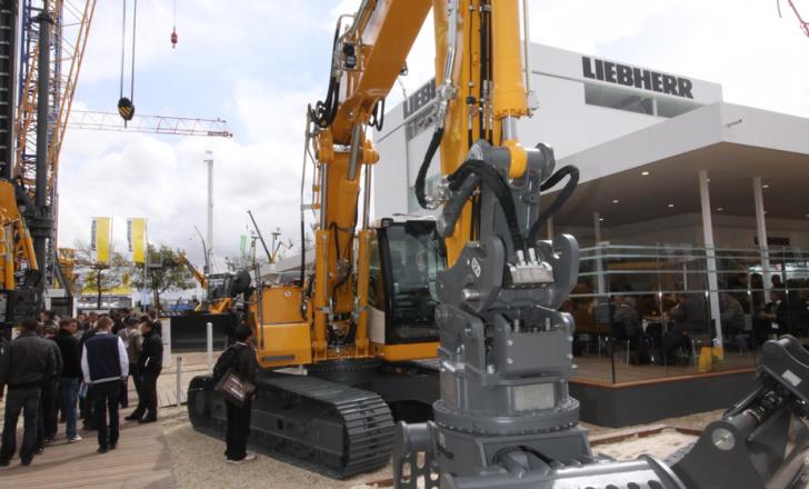 Liebherr kept the new diggers a secret for INTERMAT surprise Liebherr R955