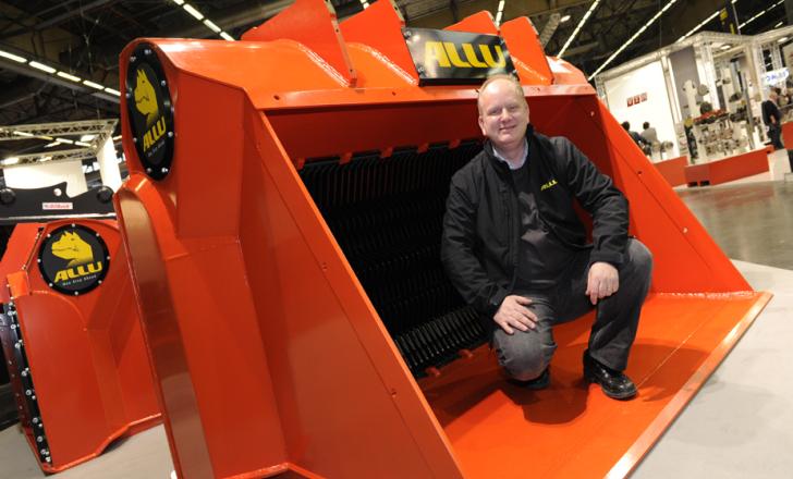 Pekka Kiukkonen with Allu’s screen crusher bucket Allu Screen Bucket