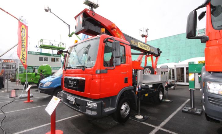 The P300KS offers a 30m working height with a 20.5m outreach Palfinger P300KS