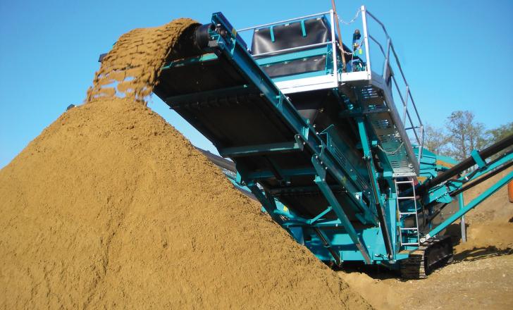 The first machine sold by Kwintmadi is a Powerscreen Chieftain 1400. Its is producing sand and gravel in southern Russia
Kwintmadi Powerscreen Chieftain 1400