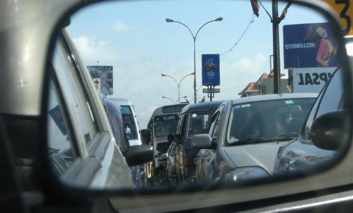 Traffic in Sri Lanka's congested capital Colombo should improve following a new infrastructure plan - image courtesy of Harsha Herath M 12 P72