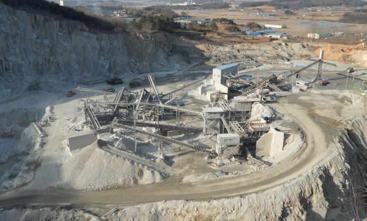 Sandvik-supplied aggregate plant is processing granite at Doowon Development Company’s Jungeub quarry in JeonRa Province, South Korea aggregate plant at Jungeub quarry, South Korea