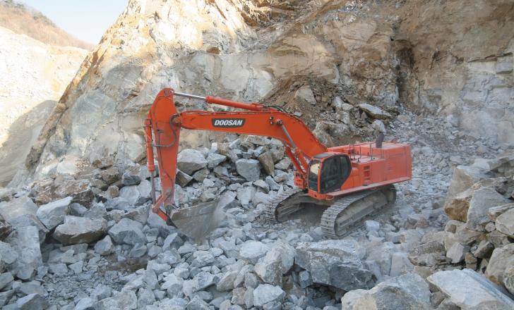 The top-of-the-range DX700 excavator from Doosan will be seen at bauma China
The top-of-the-range DX700 excavator from Doosan