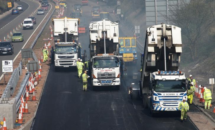 Echelon paving was used to ensure a good hot-to-hot joint, minimising the risk of joint failures and further increasing surface life Echelon paving was used to ensure a good hot-to-hot joint