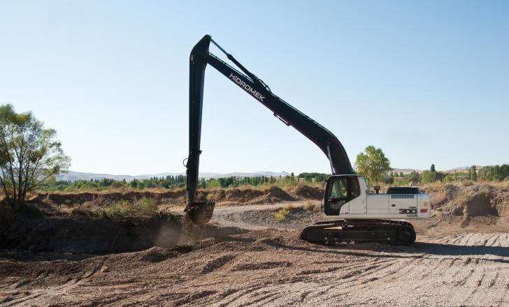 Hidromek’s long reach excavator suits earthmoving and drainage work Hidromek’s long reach excavator
