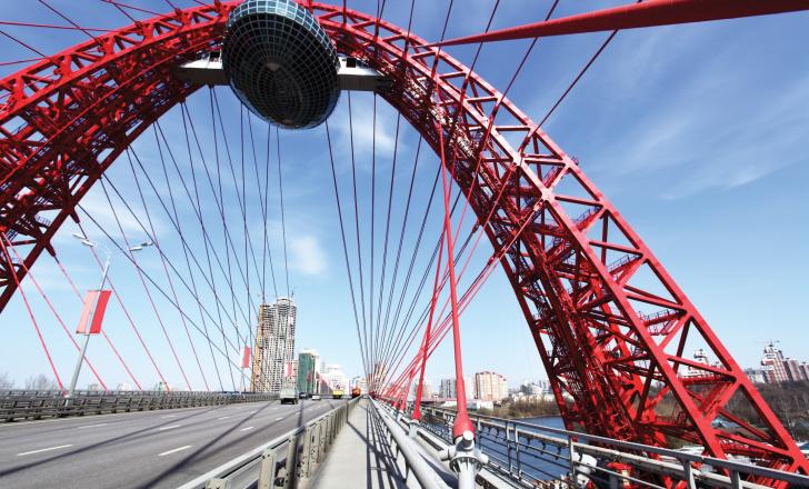 The Zhivopisny Bridge in Moscow is treated with special sheeting Zhivopisny Bridge in Moscow