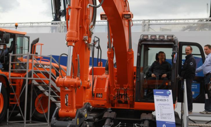 Doosan 14 tonner adopts Stage IIIB emissions Doosan DX140LCR-3 excavator