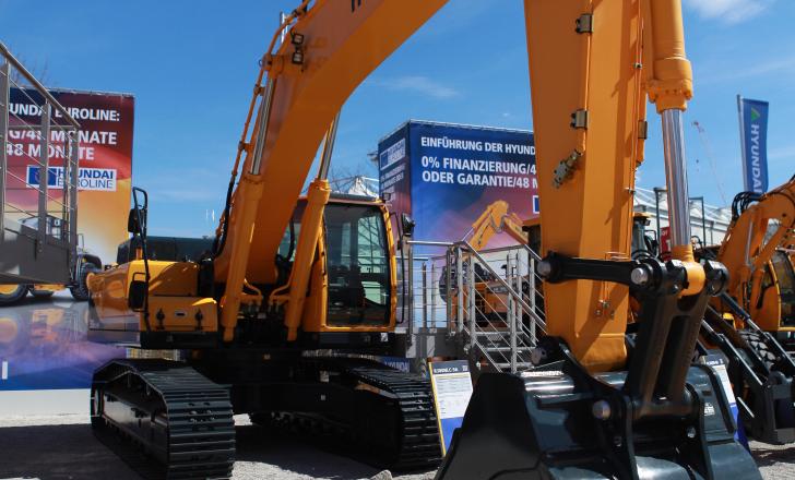 The Robex 9A series excavators boast improvements to both environmental performance and ergonomics. Hyundai Robex 9A series excavator