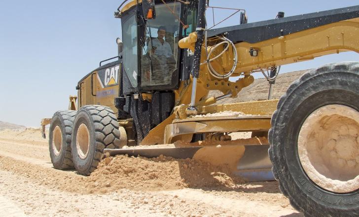 Egyptian agreements with Chinese companies are intended to improve the economic area near the Gulf of Suez Caterpillar machine