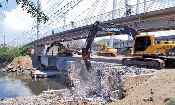 Bridge demolition under way in the city of Vitória, Brazil Atlas Copco MB 1700 hydraulic breaker