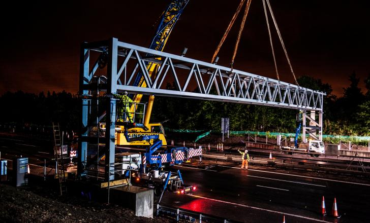 The first superspan gantry is lifted into place by Skanska Balfour Beatty over the M25 at Junction 24 superspan gantry